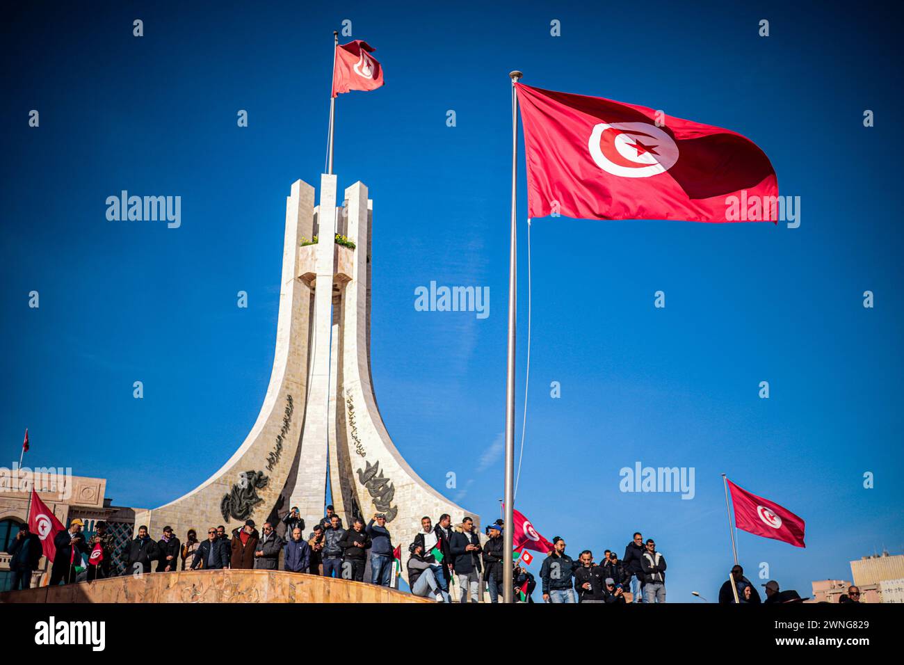 2. März 2024: Tunis, Tunesien. März 2024. Anhänger der tunesischen Gewerkschaft demonstrieren auf dem Al-Kasbah-Platz in Tunis. Die Teilnehmer schwenkten mit der tunesischen Flagge und hissen Banner, die Rechte der gewerkschaften, soziale und wirtschaftliche Rechte und den sozialen Dialog im Land forderten. Sie forderten auch politische Reformen, die politische Freiheiten garantieren. Die Veranstaltung wurde von der tunesischen Gewerkschaft General Labour Union (Credit Image: © Hasan mrad/IMAGESLIVE via ZUMA Press Wire) organisiert. Nicht für kommerzielle ZWECKE! Stockfoto