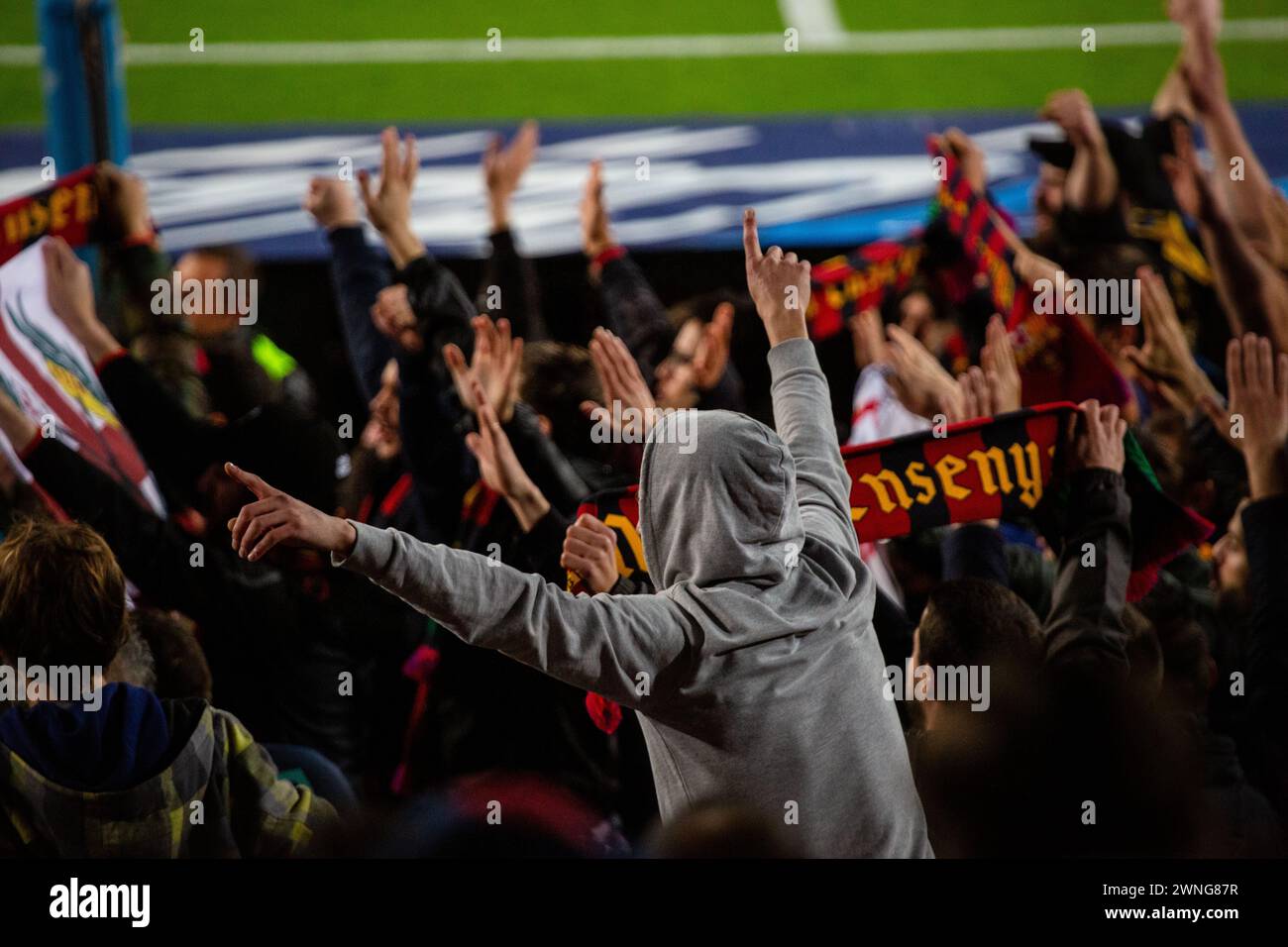 MANN, HOODIE, CELEBRATION, CULERS HARDCORE FANS, BARCELONA FC, 2019: ein Hoodie-Fan feiert unter den passionierten Culers-Fans von Barcelona im Camp Nou einen leichten Sieg über einen Titelrivalen. Barcelona FC gegen Sevilla FC in Camp Nou, Barcelona am 5. April 2017. Foto: Rob Watkins. Barca gewann das Spiel 3-0 mit drei Toren in den ersten 33 Minuten. Das Spiel wurde in einer Regenflut während eines massiven Sturms gespielt. Stockfoto