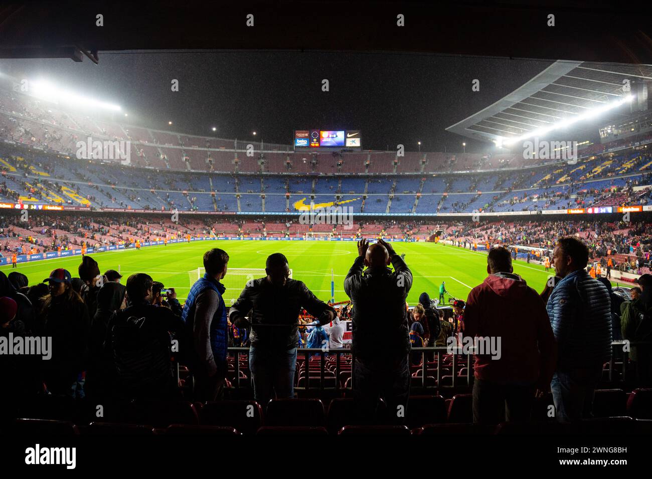 NACH DEM MATCH, FANS, BARCELONA FC, 2019: Nach dem Match feiern Barcelona Fans im Camp Nou einen leichten Sieg über einen Titelrivalen. Barcelona FC gegen Sevilla FC in Camp Nou, Barcelona am 5. April 2017. Foto: Rob Watkins. Barca gewann das Spiel 3-0 mit drei Toren in den ersten 33 Minuten. Das Spiel wurde in einer Regenflut während eines massiven Sturms gespielt. Stockfoto