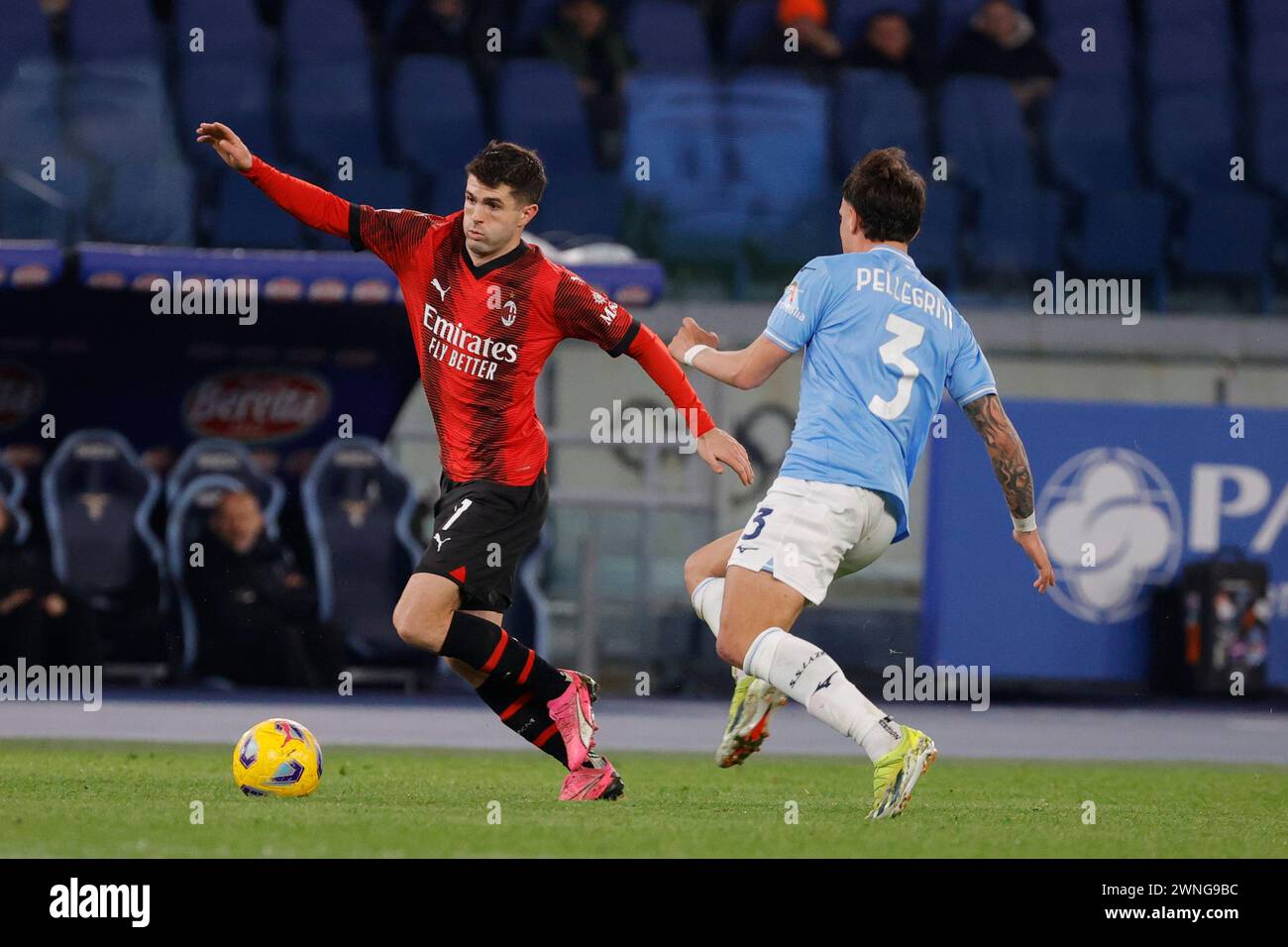 Christian Pulisic aus Mailand wird von Luca Pellegrini aus Lazio während des Fußballspiels SS Lazio - AC Milan in der Serie A im Stadio Olimpico am 1. März 2024 in Rom, Italien, herausgefordert. Stockfoto