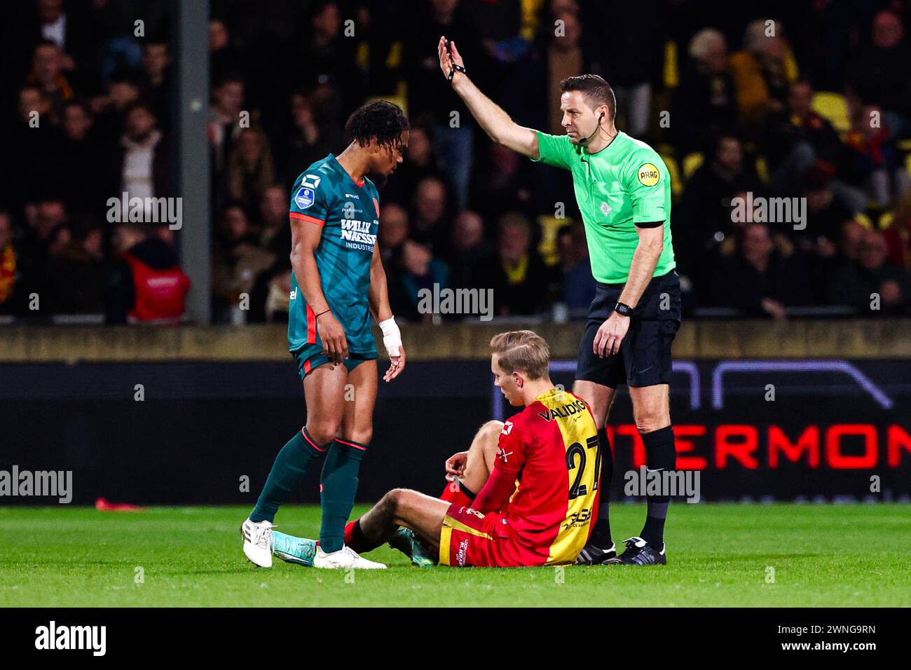 Deventer, Niederlande. März 2024. DEVENTER, NIEDERLANDE - 2. MÄRZ: Finn Stokkers von Go Ahead Eagles verletzt, Schiedsrichter Pol van Boekel Gesten während des niederländischen Eredivisie-Spiels zwischen Go Ahead Eagles und RKC Waalwijk am 2. März 2024 in de Adelaarshorst in Deventer, Niederlande. (Foto von Henny Meyerink/BSR Agency) Credit: BSR Agency/Alamy Live News Stockfoto