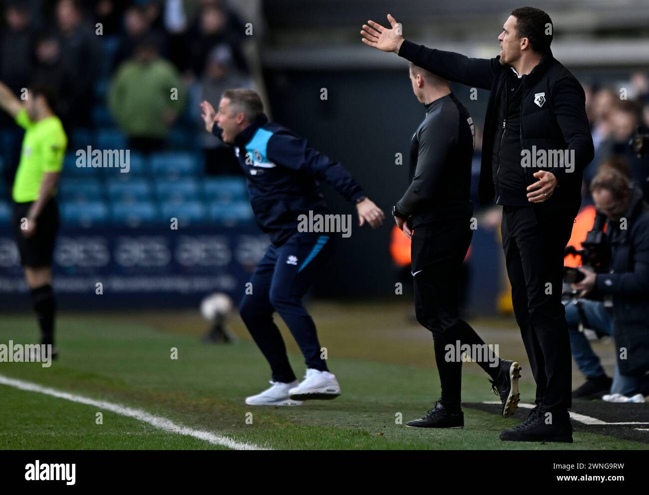 London, Großbritannien. März 2024. Valérien Ismaël (Managerin Watford, nächste Kamera) und Neil Harris (Managerin Millwall) winken und schreien während des Millwall V Watford Matches in der EFL Championship in den, Bermondsey, London. Dieses Bild ist NUR für REDAKTIONELLE ZWECKE bestimmt. Für jede andere Verwendung ist eine Lizenz von Football DataCo erforderlich. Quelle: MARTIN DALTON/Alamy Live News Stockfoto