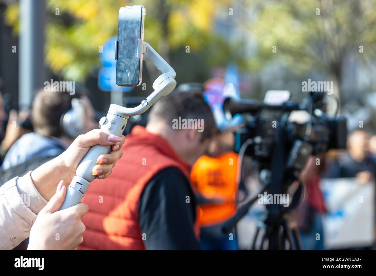 Mobiler Journalist filmt Medienveranstaltungen mit einem Smartphone. Konzept für mobile soziale Netzwerke. Stockfoto
