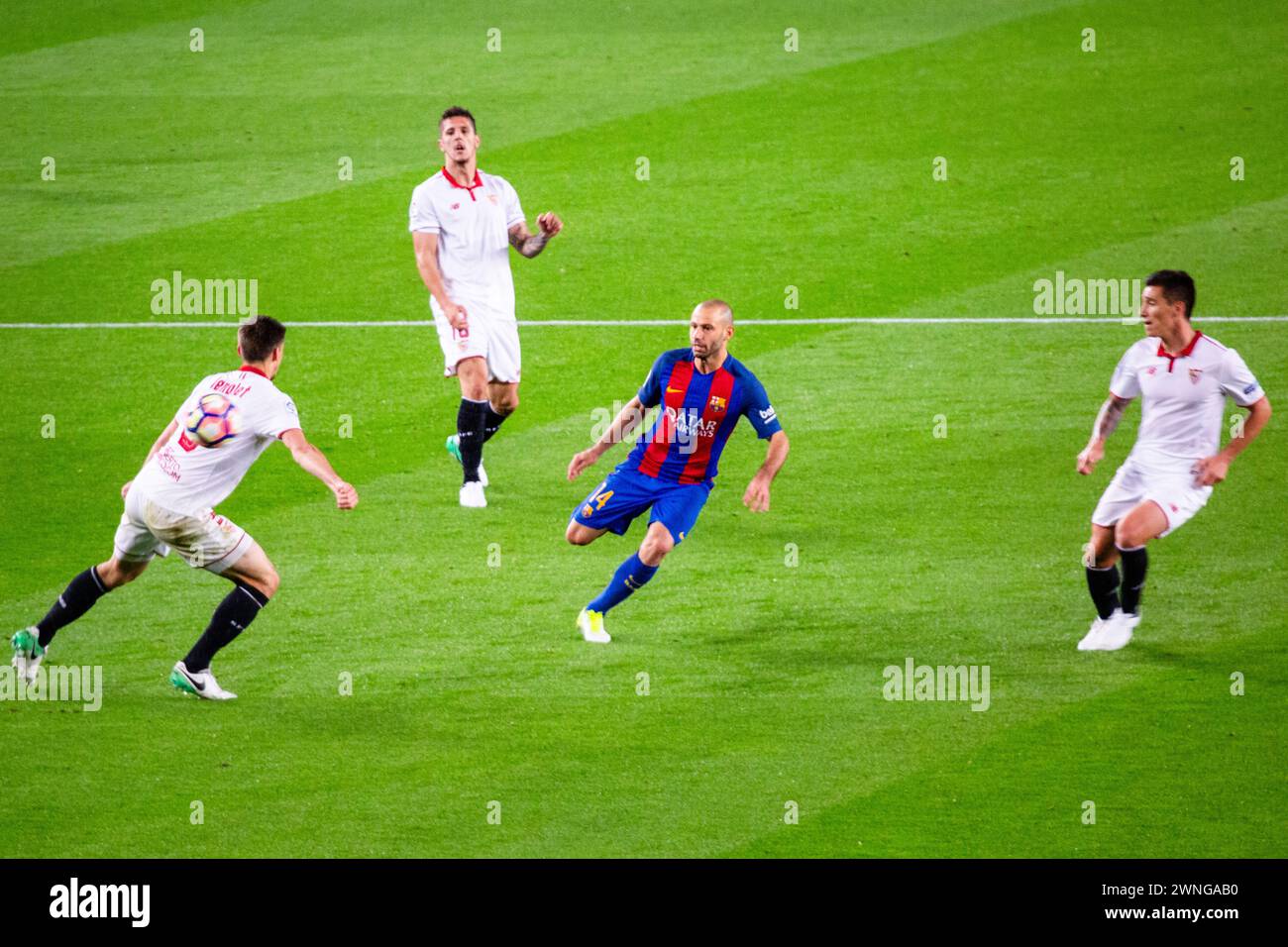 MASCHERANO, BARCELONA FC, 2017: Javier Mascherano greift aus dem Mittelfeld gegen den Ex-Barca-Spieler Clément Lenglet an. Barcelona FC gegen Sevilla FC in Camp Nou, Barcelona am 5. April 2017. Foto: Rob Watkins. Barca gewann das Spiel 3-0 mit drei Toren in den ersten 33 Minuten. Das Spiel wurde in einer Regenflut während eines massiven Frühlingssturms ausgetragen. Stockfoto