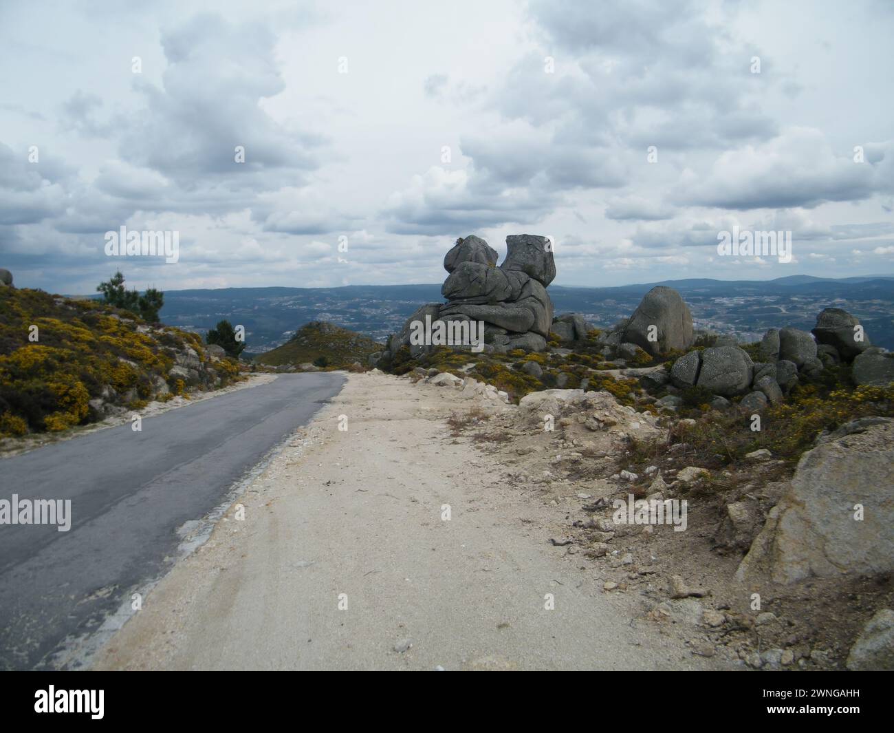 UMA estrada na montanha com pedras grandes ao lado Stockfoto