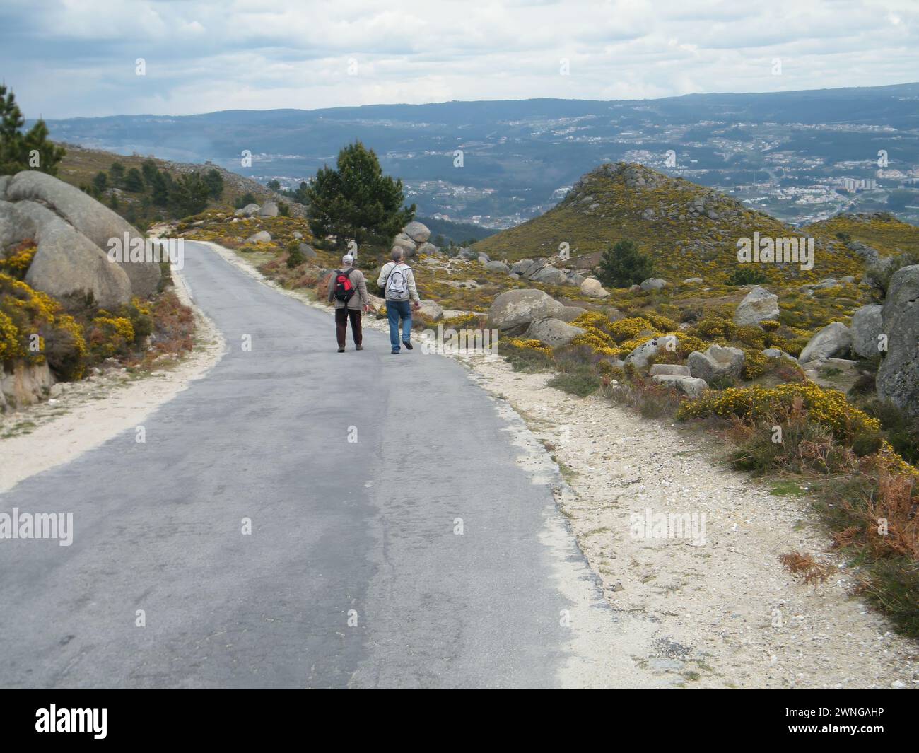 Duas pessoas andando em uma estrada na montanha de Serra do Alvão, Portugal Stockfoto