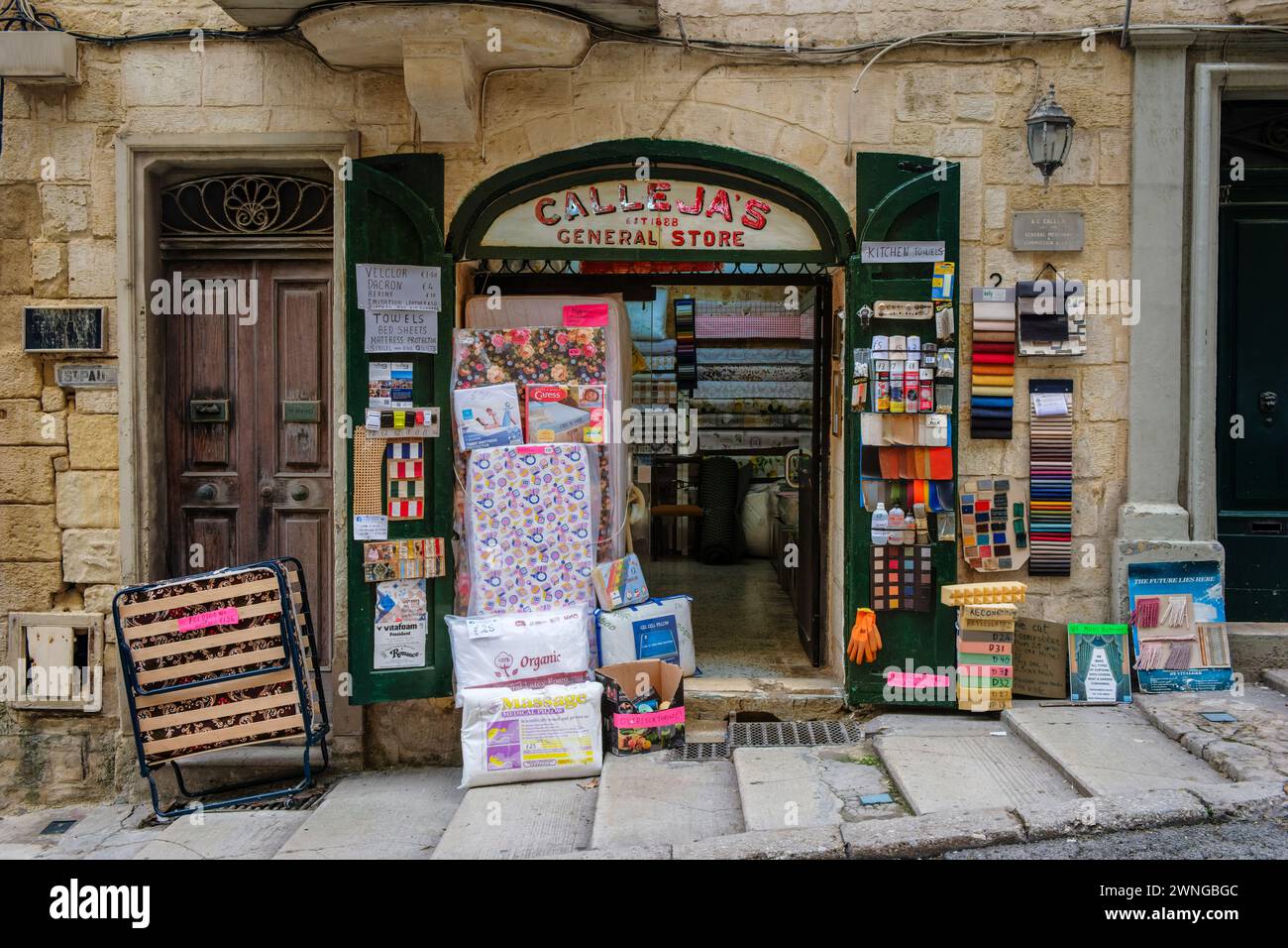Ein typisches Beispiel für ein kleines maltesisches Geschäft - Calleja's General Store in St Paul Street, Valletta, ist seit 1888 im Geschäft Stockfoto