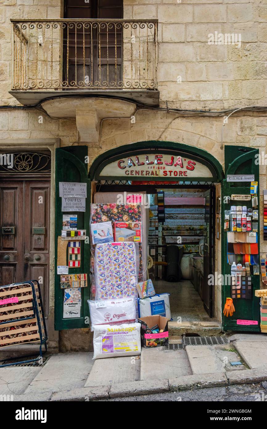 Ein typisches Beispiel für ein kleines maltesisches Geschäft - Calleja's General Store in St Paul Street, Valletta, ist seit 1888 im Geschäft Stockfoto