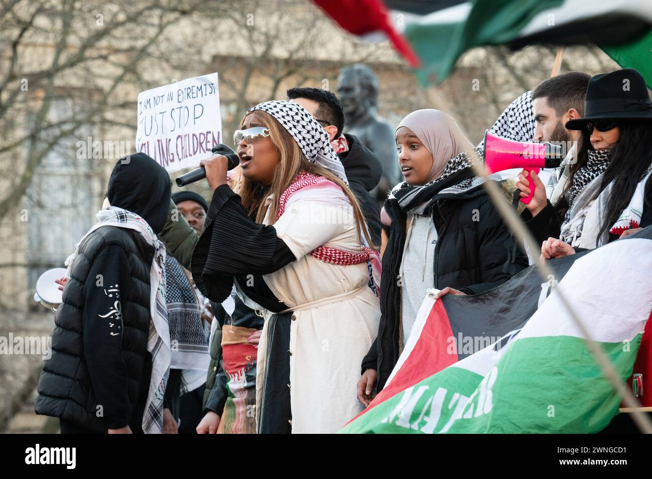 London, Großbritannien. 2. März 2024. Protest in Westminster, der von Palestine Pulse gefordert wurde, sofortige Hilfe für das belagerte Volk von Gaza zu fordern und britische Politiker zu verhaften, die "Mitschuldig" an einem Konflikt sind, der vom Holocaust-Gelehrten Raz Segal als "Schulbuchfall des Völkermordes" beschrieben wurde und der derzeit vom Internationalen Gerichtshof der untersucht wird Gerechtigkeit. Quelle: Ron Fassbender/Alamy Live News Stockfoto