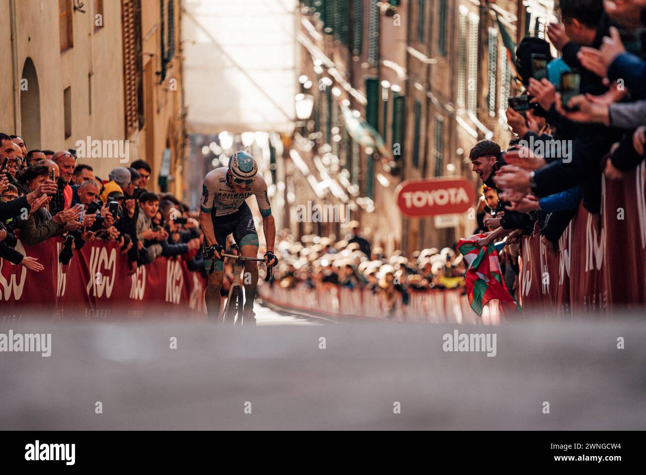 Siena, Italien. März 2024. Bild von Zac Williams/SWpix.com - 03/03/2024 - Radfahren - 2024 Strade Bianche - Matej Mohoric, Bahrain siegreich. Quelle: SWpix/Alamy Live News Stockfoto