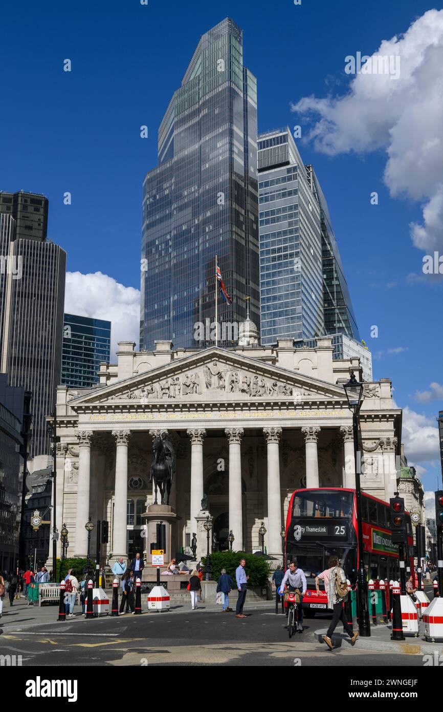 Die neu errichteten Wolkenkratzer aus zweiundzwanzig Bishopsgate, 8 Bishopsgate und 122 Leadenhall Street (L-R) werfen heute den historischen Bau der Royal Exchange auf Stockfoto