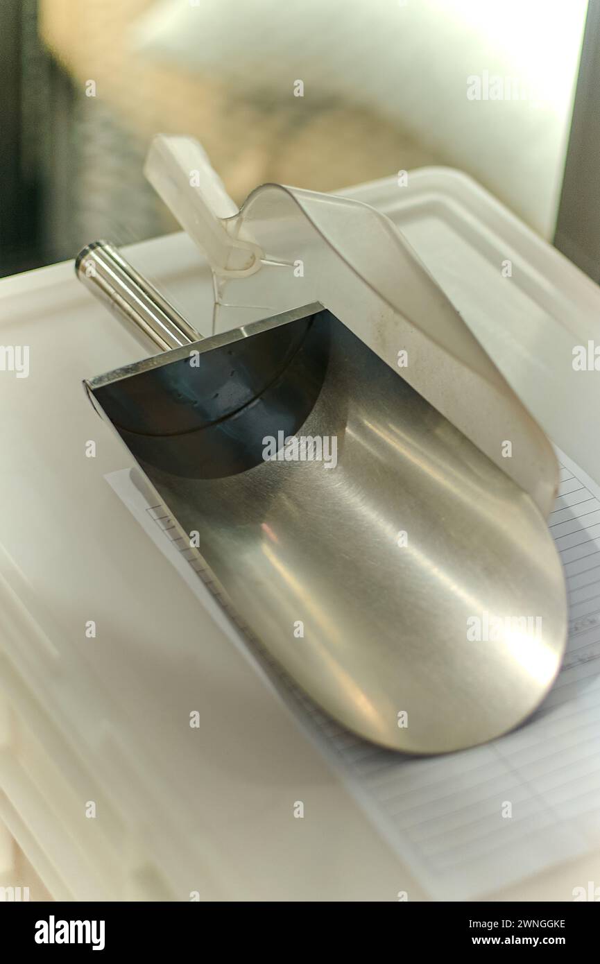 Ein Aluminiumpflücker und ein Kunststoffpflücker für die Fütterung mit einem Griff. Die hohen, geschwungenen Wände ermöglichen eine größere Sammelkapazität für Produkte, unabhängig davon, ob Stockfoto