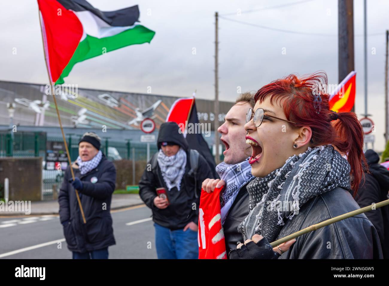 Brough, Großbritannien. MÄRZ 2024. Pro-Palestine-Demonstranten rufen in Richtung der BAE-Systemfabrik in Brough. Story: Ein Protest, der von Mitgliedern der Young Communist League vor der BAE-Systemfabrik in Brough, 12 Meilen westlich von Hull, organisiert wurde. Die Fabrik wurde für die Entwicklung der F-35-Flugzeuge verwendet, die von der israelischen Regierung eingesetzt wurden. Etwa 33 Demonstranten, keine Festnahmen. Credit Milo Chandler/Alamy Live News Stockfoto
