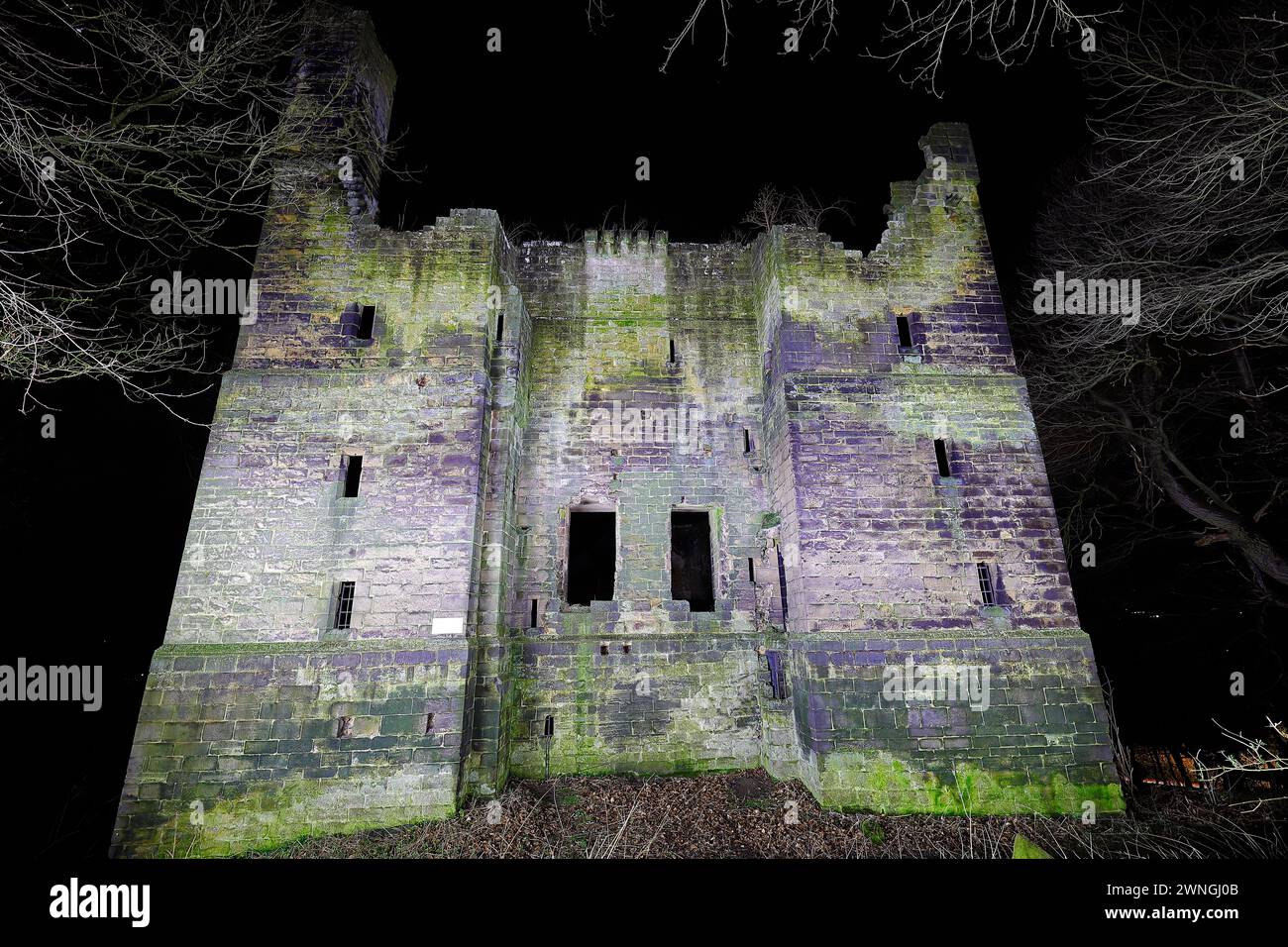 Schloss aus dem 14. Jahrhundert auf dem Gelände des Harewood Estate in der Nähe von Leeds, West Yorkshire, Großbritannien Stockfoto