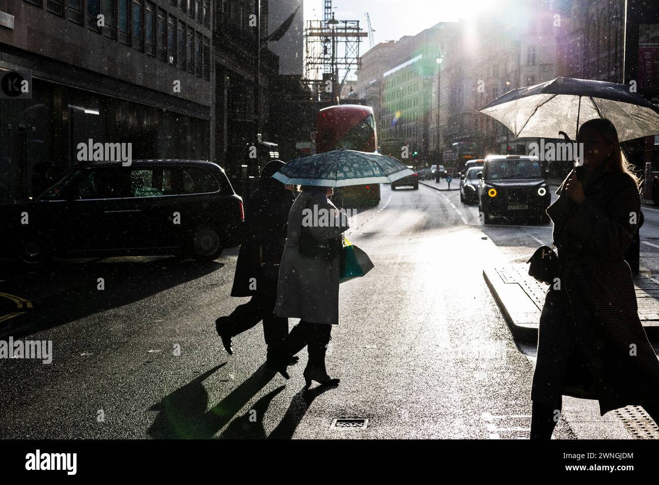 Fußgänger unterkommen unter Regenschirmen, während sie sich bei Regenschauer in London, Großbritannien, am Kaufhaus Fortnum & Mason auf Piccadilly vorbeibewegen Stockfoto Fußgänger unterkommen unter Regenschirmen, während sie sich bei Regenschauer in London, Großbritannien, am Kaufhaus Fortnum & Mason auf Piccadilly vorbeibewegen Stockfoto