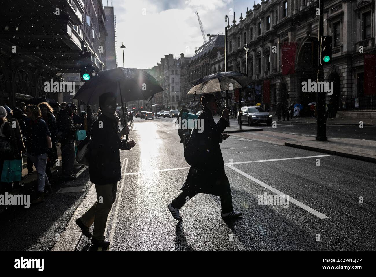Fußgänger unterkommen unter Regenschirmen, während sie sich bei Regenschauer in London, Großbritannien, am Kaufhaus Fortnum & Mason auf Piccadilly vorbeibewegen Stockfoto Fußgänger unterkommen unter Regenschirmen, während sie sich bei Regenschauer in London, Großbritannien, am Kaufhaus Fortnum & Mason auf Piccadilly vorbeibewegen Stockfoto