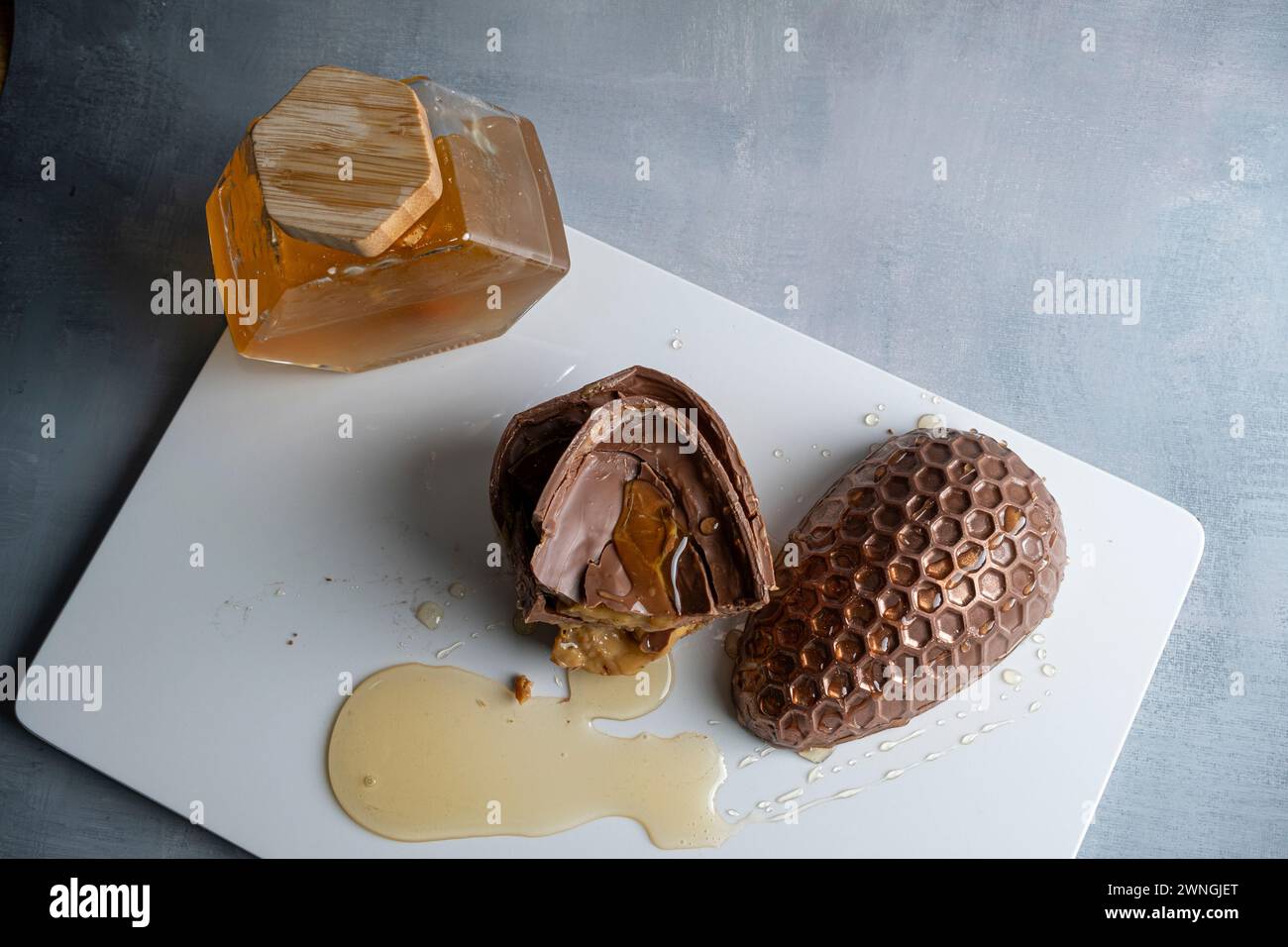 Low Key Milchschokolade Osterei gefüllt mit brasilianischem Honigkuchen 18. Stockfoto