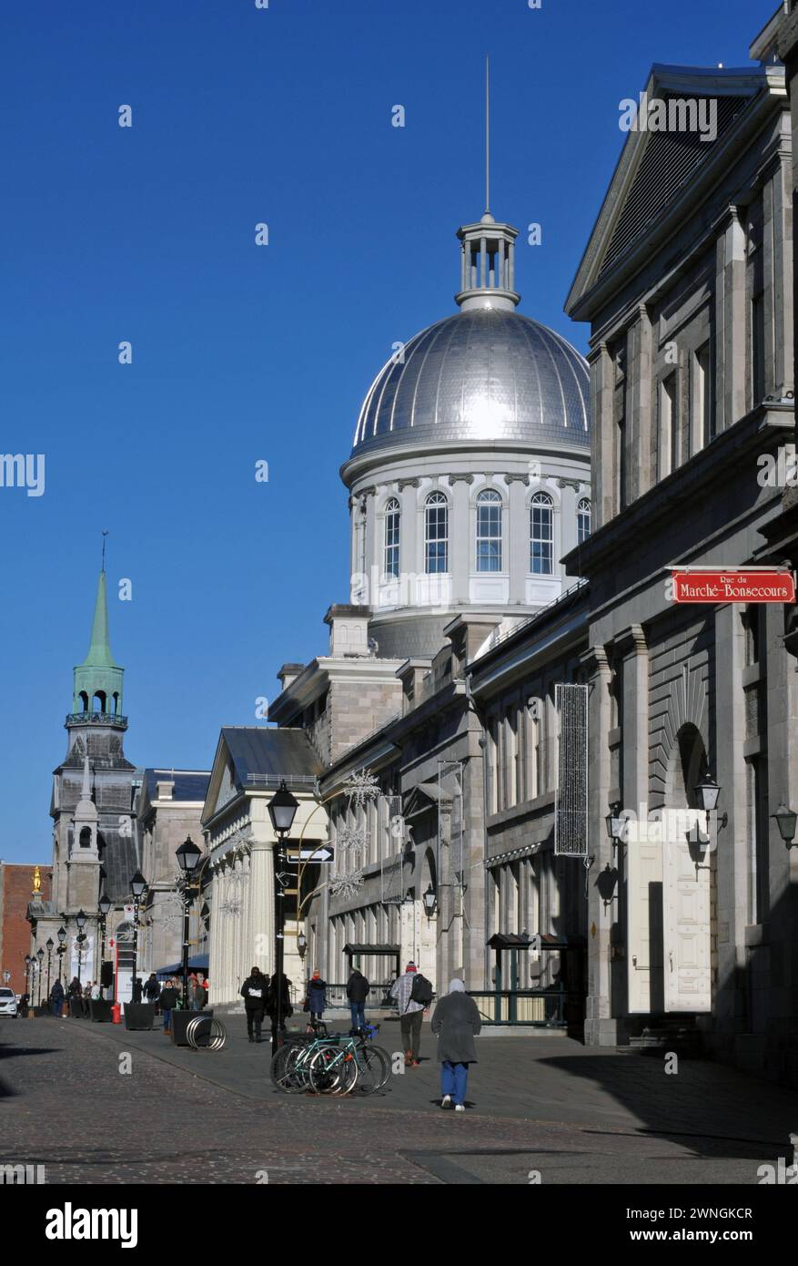 Der Kuppelmarkt Bonsecours und die Kapelle Notre-Dame-de-Bon-Secours (links) sind Wahrzeichen und beliebte Touristenattraktionen in der historischen Altstadt von Montreal. Stockfoto