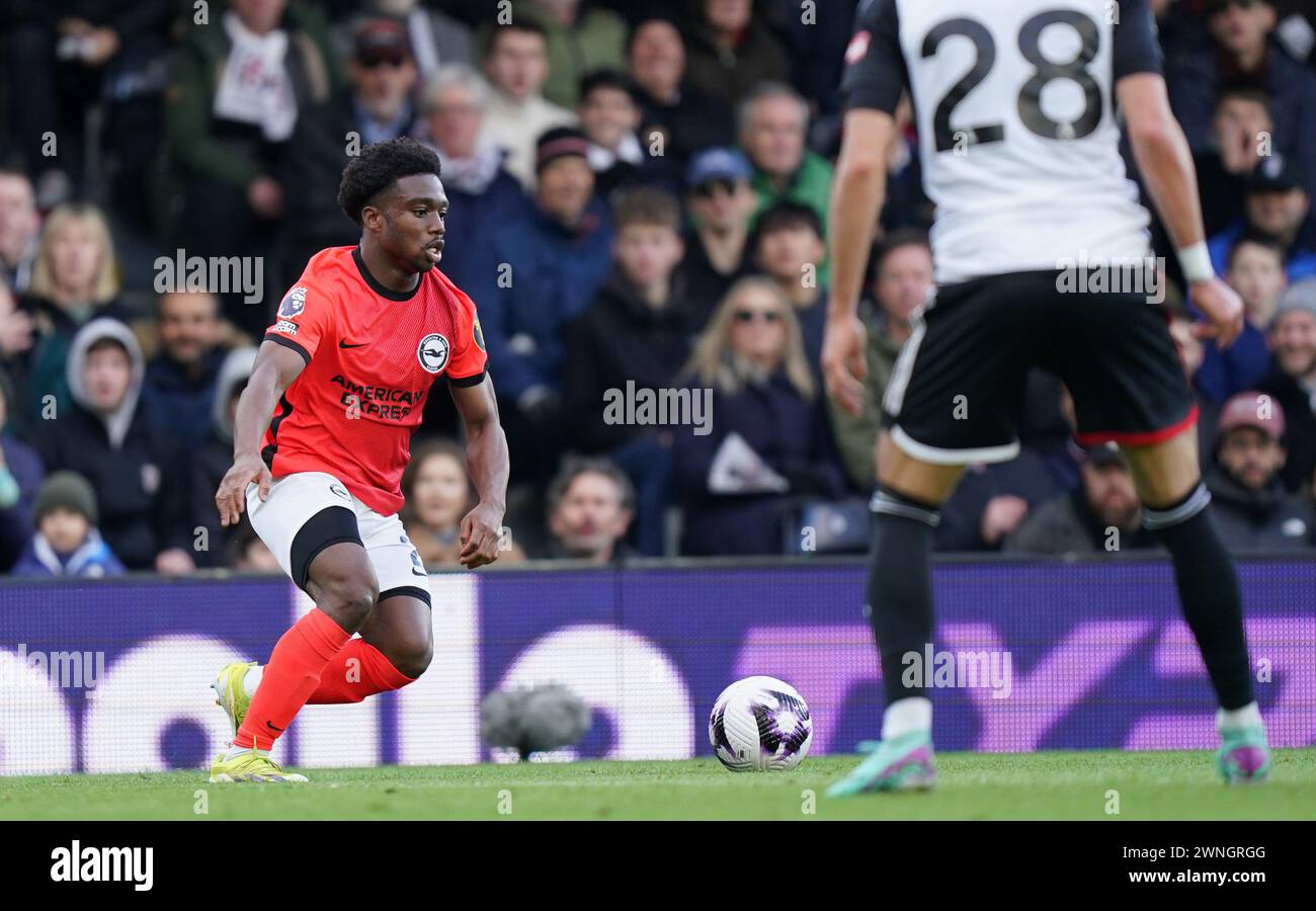 LONDON, ENGLAND - 2. MÄRZ: Tariq Lamptey von Brighton & Hove Albion während des Premier League-Spiels zwischen Fulham und Brighton & Hove Albion im Craven Cottage am 2. März 2024 in London. (Foto: Dylan Hepworth/MB Media) Stockfoto