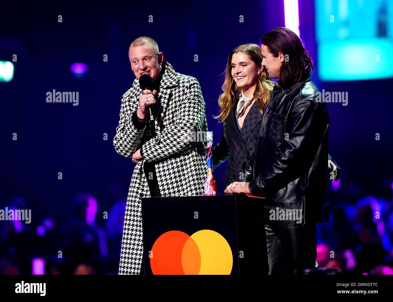 Dschungel auf der Bühne, nachdem er bei den Brit Awards 2024 in der O2 Arena in London den Preis für die Gruppe des Jahres gewonnen hatte. Bilddatum: Samstag, 2. März 2024. Stockfoto