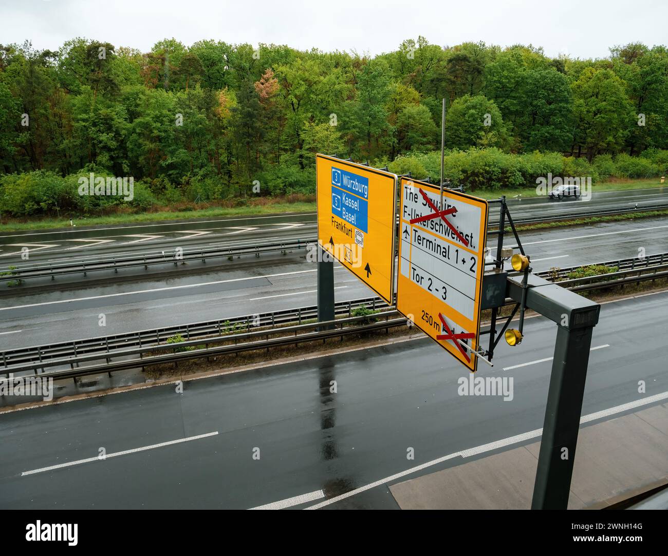 Aus der Vogelperspektive über der Autobahn, die Städte wie Urzburg Kassel, Basel und Frankfurt zeigt. Die Terminals 1 und 2 sind geöffnet und bieten einen klaren Leitfaden für Reisende auf der Straße Stockfoto