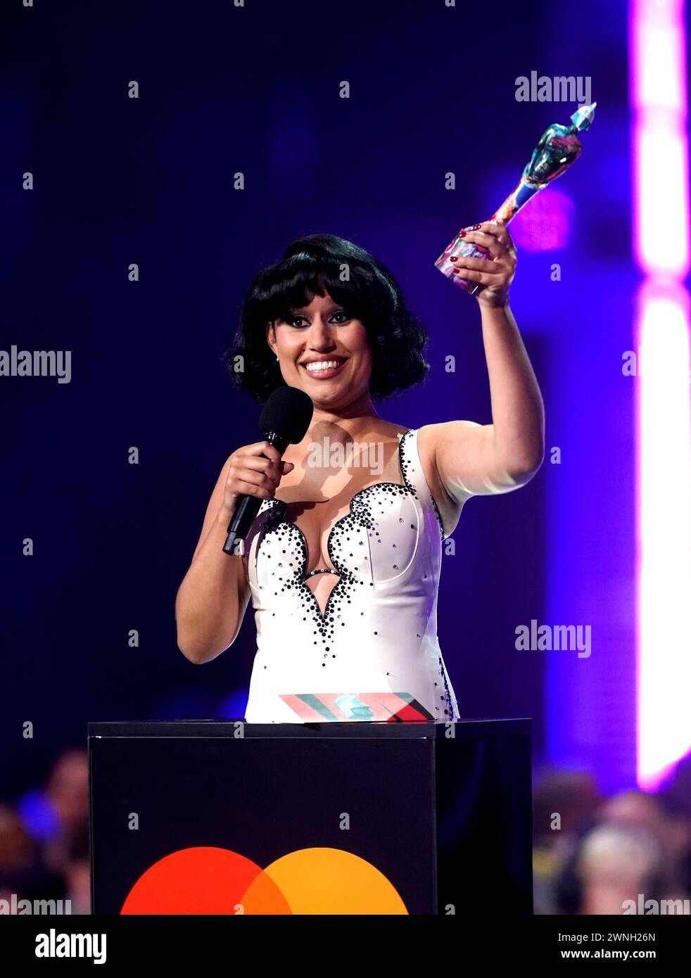 Raye auf der Bühne, nachdem er den Artist of the Year Award bei den
