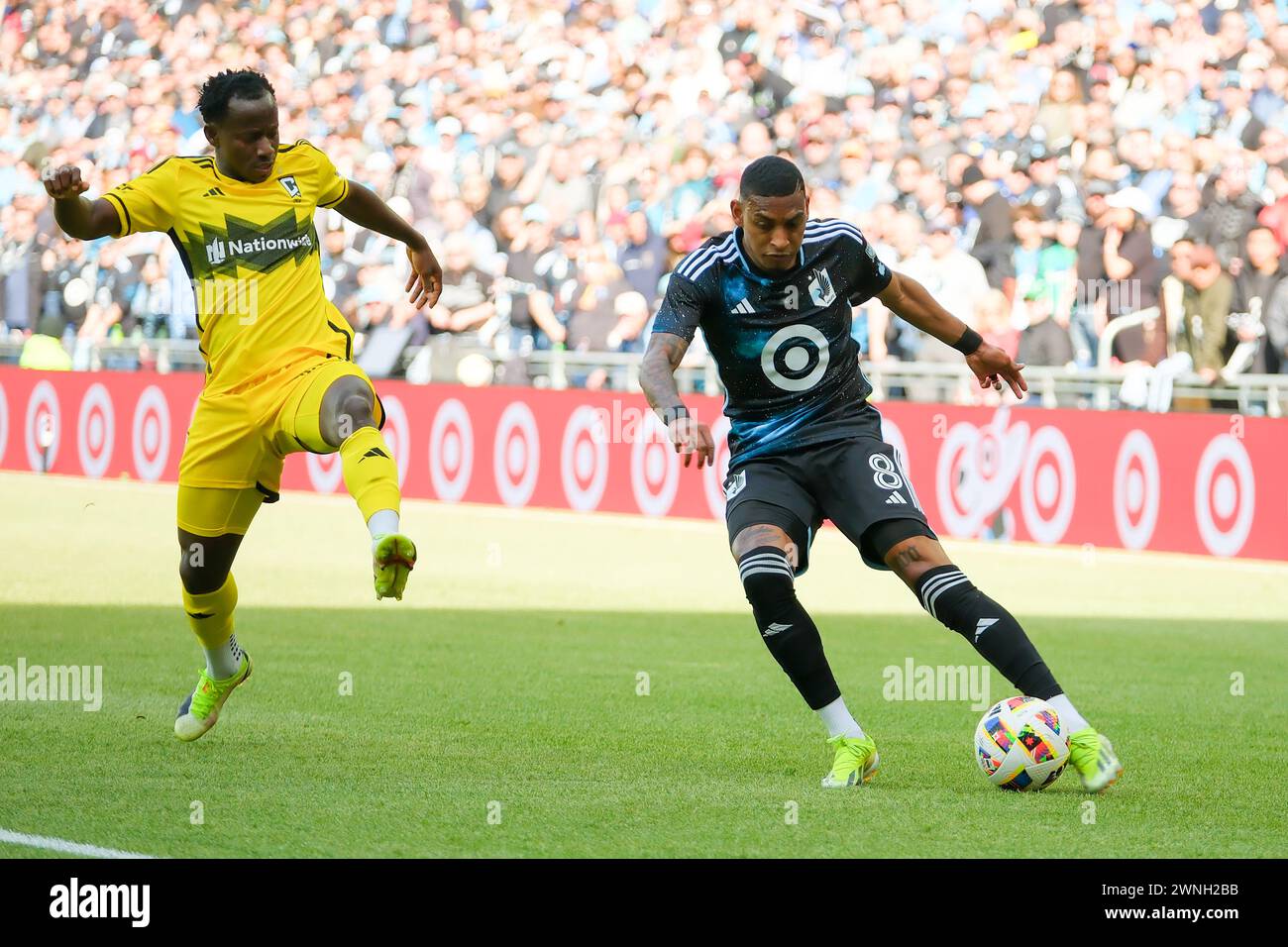 Minneapolis, Minnesota, USA. März 2024. Minnesota United Mittelfeldspieler JOSEPH ROSALES (8) übernimmt den Ball während eines MLS-Fußballspiels zwischen Minnesota United FC und Columbus Crew FC im Allianz Field in St. Paul Minnesota am 2. März 2024. Das Spiel endete mit 1:1. (Kreditbild: © Steven Garcia/ZUMA Press Wire) NUR REDAKTIONELLE VERWENDUNG! Nicht für kommerzielle ZWECKE! Quelle: ZUMA Press, Inc./Alamy Live News Stockfoto