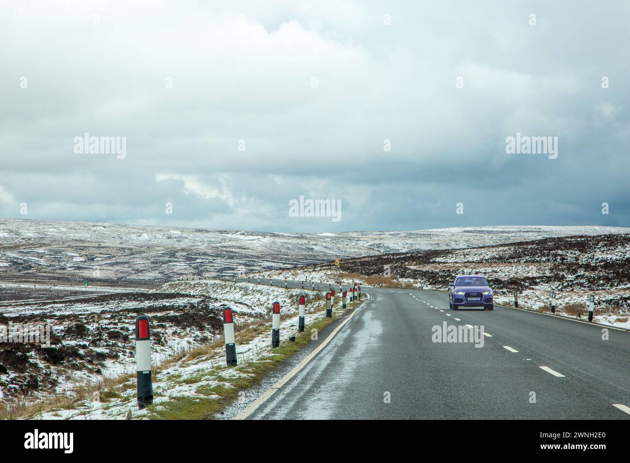 Autofahrt auf der A537 Macclesfield nach Buxton Road durch das schneebedeckte Axe Edge Moor im Cheshire Derbyshire Border Peak District Stockfoto