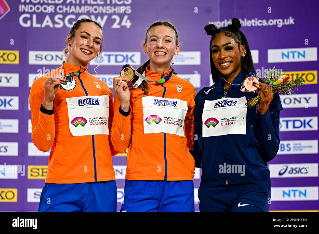 Glasgow, Großbritannien. März 2024. GLASGOW, VEREINIGTES KÖNIGREICH - 2. MÄRZ: Lieke Klaver Gewinnerin der Silbermedaille, Femke Bol der Niederlande Gewinnerin der Goldmedaille und neuer Weltrekordhalter, Alexis Holmes aus den USA gewann die brons-Medaille während der Medaillenzeremonie, nachdem er am 2. März 2024 im 400-m-Finale der Frauen am 2. Tag der Leichtathletik-Hallenweltmeisterschaft Glasgow 2024 in der Emirates Arena in Glasgow, Großbritannien, teilgenommen hatte. (Foto von Andy Astfalck/BSR Agency) Credit: BSR Agency/Alamy Live News Stockfoto