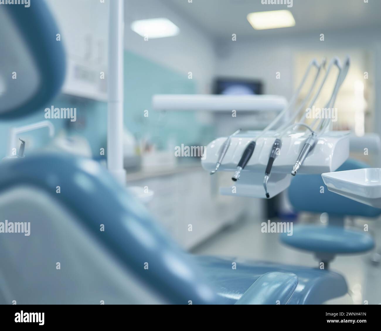 Mehrere Zahnstühle, die in einer Zahnarztpraxis im klinischen Setting angeordnet sind. Stockfoto