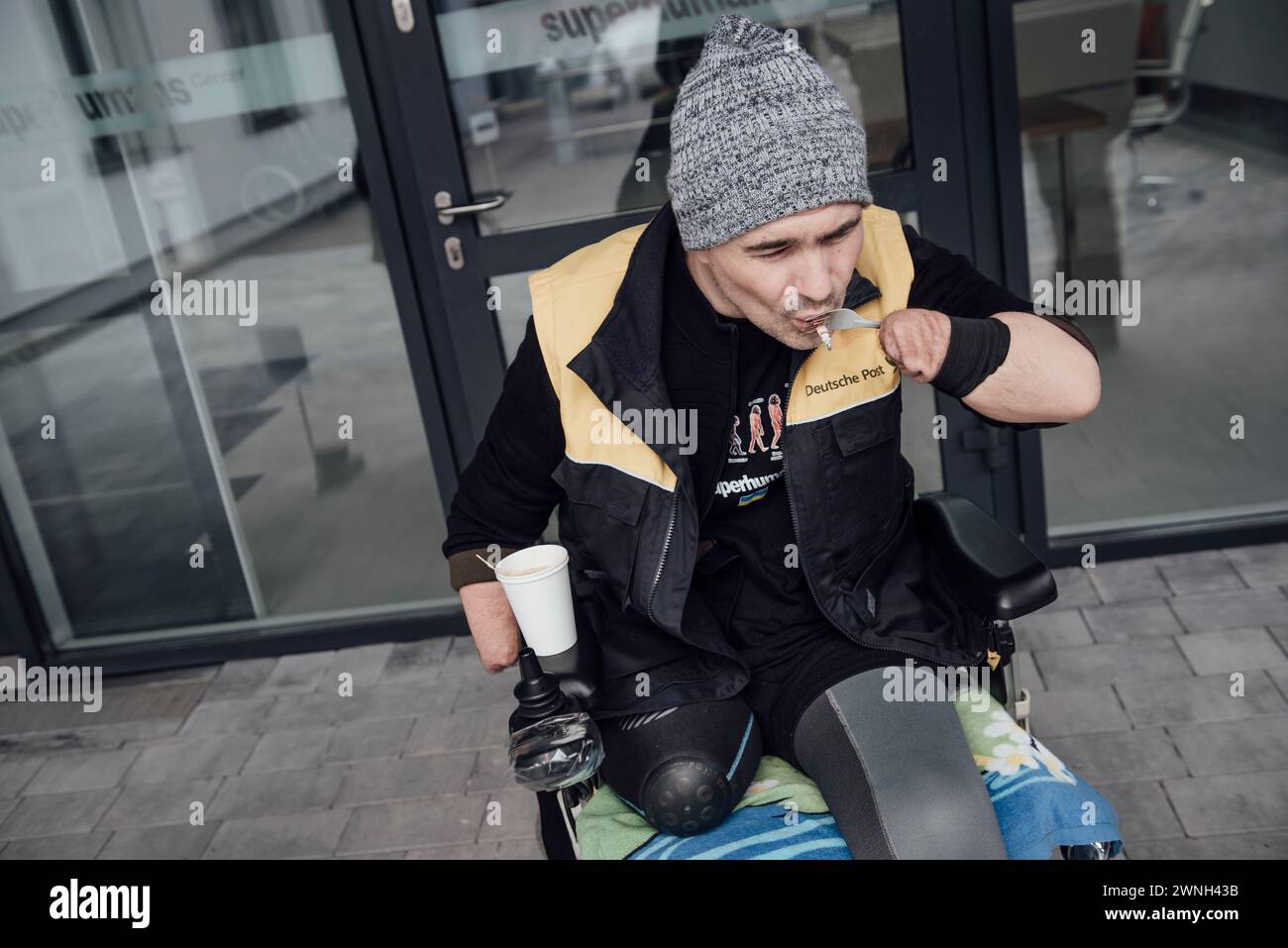 © Adrien Vautier/Le Pictorium/MAXPPP - Lemberg 29/01/2024 Adrien Vautier/Le Pictorium - 29/01/2024 - Ukraine/Lemberg - Viacheslav Levytskyi EST au Centre depuis novembre 2023. IL fut ampute des 4 membres. Blesse aux jambes durant des combats rapproches a Avdiivka, il fut jete en Prison dans la Region de Donetsk, sans meme etre soigne. IL fut sauve par des soldats Tchetchenes qui le trouvent Agonisant dans sa Cellule. Envoye dans un hopital de Grozny, il EST ampute des deux jambes a cause de ses blessures infektees. IL perd aussi ses deux main, gelees durant sa Inhaftierung. IL-Rückführung Stockfoto