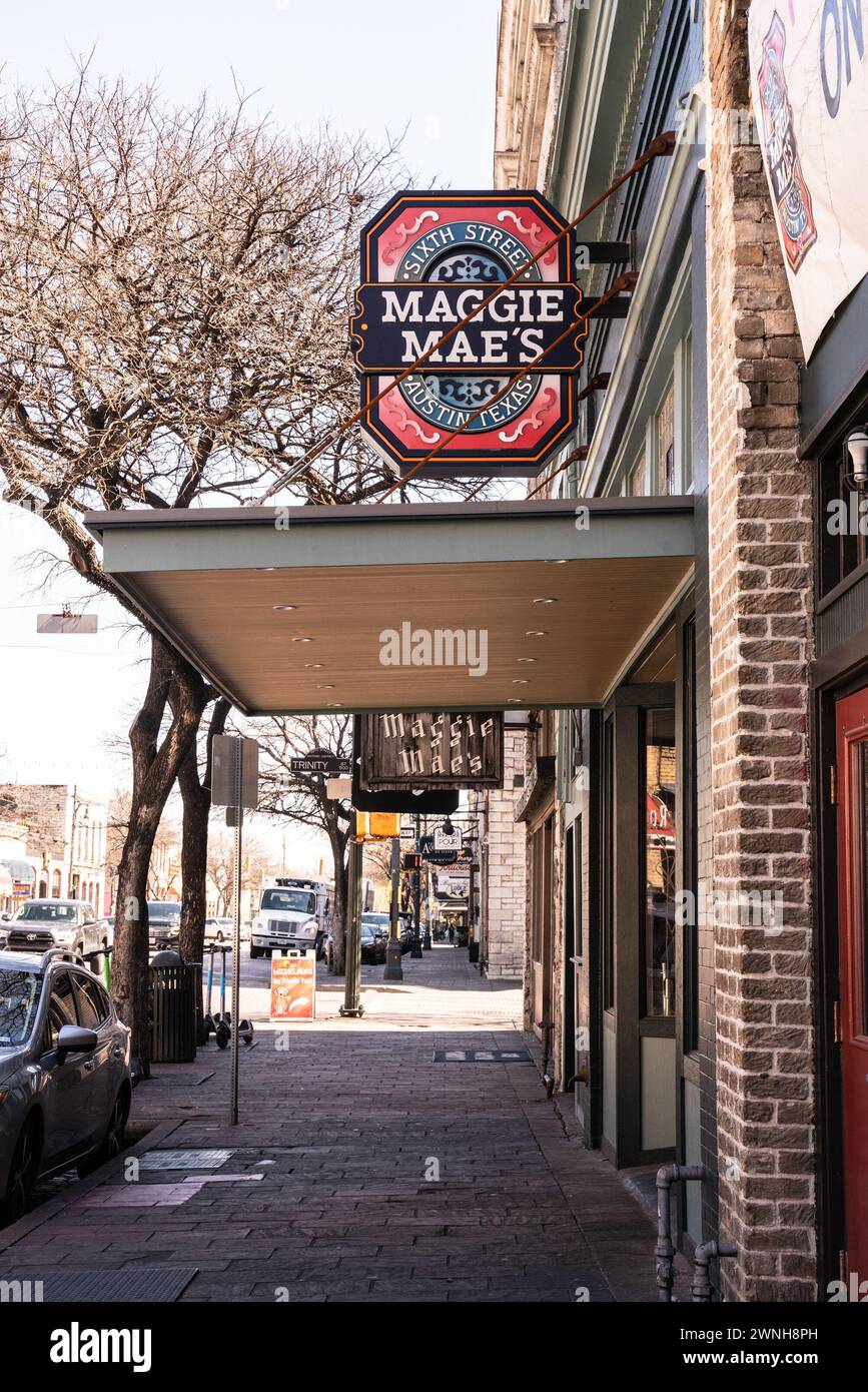 Austin, Texas - 22. Februar 2024: Blick auf die historische Sixth Street, bekannt für ihre vielen Live-Musikbars im Zentrum von Austin Texas Stockfoto