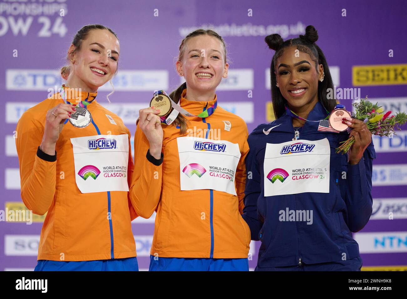 Glasgow, Großbritannien. März 2024. GLASGOW, SCHOTTLAND - 2. MÄRZ: Lieke Klaver aus den Niederlanden, Femke Bol aus den Niederlanden, Alexis Holmes aus den USA während der Medaillenzeremonie, nachdem sie am 2. März 2024 bei der Leichtathletik-Hallenweltmeisterschaft Glasgow in der Emirates Arena in Glasgow, Schottland, auf der 400 m angetreten war. (Foto von Lukasz Szelag/Orange Pictures) Credit: Orange Pics BV/Alamy Live News Stockfoto