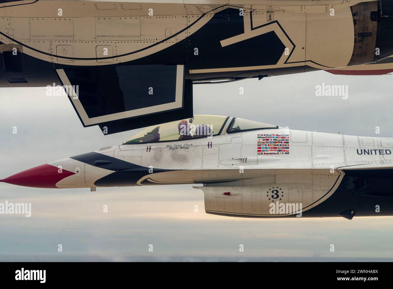 Die United States Air Force Air Demonstration Squadron 'Thunderbirds' Praxis in El Centro, Kalifornien, 22. Februar bis 1. März 2024. Die Thunderbirds reisen jedes Jahr nach El Centro, um gemeinsam mit ihren Kollegen, den Blue Angels der U.S. Navy, zu trainieren. (Foto der U.S. Air Force von Staff Sgt. Dakota Carter) Stockfoto