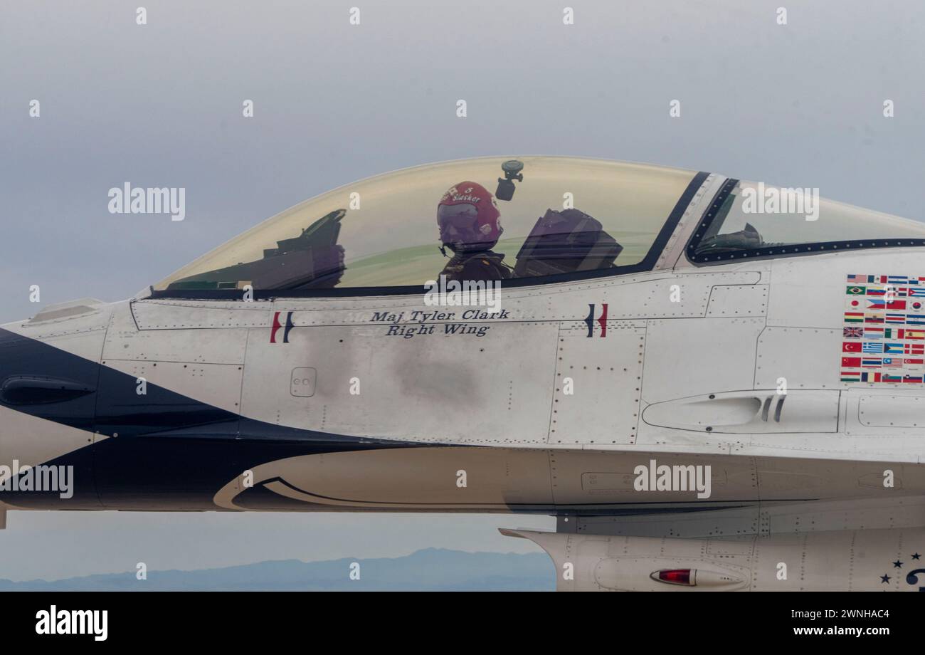 Die United States Air Force Air Demonstration Squadron 'Thunderbirds' Praxis in El Centro, Kalifornien, 22. Februar bis 1. März 2024. Die Thunderbirds reisen jedes Jahr nach El Centro, um gemeinsam mit ihren Kollegen, den Blue Angels der U.S. Navy, zu trainieren. (Foto der U.S. Air Force von Staff Sgt. Dakota Carter) Stockfoto