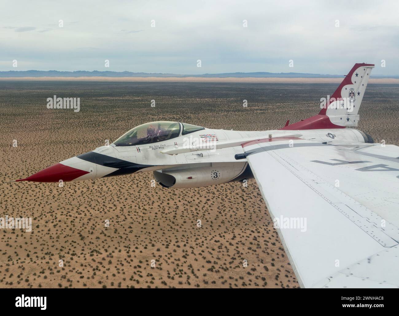 Die United States Air Force Air Demonstration Squadron 'Thunderbirds' Praxis in El Centro, Kalifornien, 22. Februar bis 1. März 2024. Die Thunderbirds reisen jedes Jahr nach El Centro, um gemeinsam mit ihren Kollegen, den Blue Angels der U.S. Navy, zu trainieren. (Foto der U.S. Air Force von Staff Sgt. Dakota Carter) Stockfoto