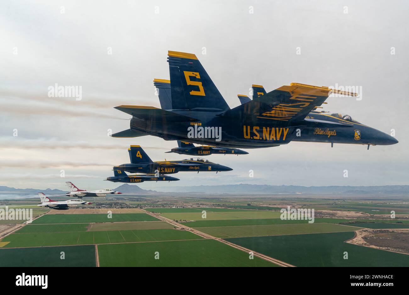 Die United States Air Force Air Demonstration Squadron 'Thunderbirds' Praxis in El Centro, Kalifornien, 22. Februar bis 1. März 2024. Die Thunderbirds reisen jedes Jahr nach El Centro, um gemeinsam mit ihren Kollegen, den Blue Angels der U.S. Navy, zu trainieren. (Foto der U.S. Air Force von Staff Sgt. Dakota Carter) Stockfoto