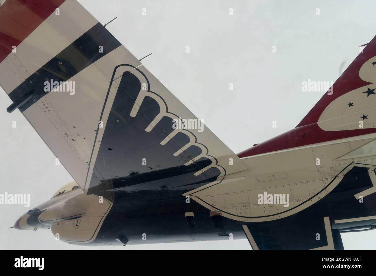 Die United States Air Force Air Demonstration Squadron 'Thunderbirds' Praxis in El Centro, Kalifornien, 22. Februar bis 1. März 2024. Die Thunderbirds reisen jedes Jahr nach El Centro, um gemeinsam mit ihren Kollegen, den Blue Angels der U.S. Navy, zu trainieren. (Foto der U.S. Air Force von Staff Sgt. Dakota Carter) Stockfoto