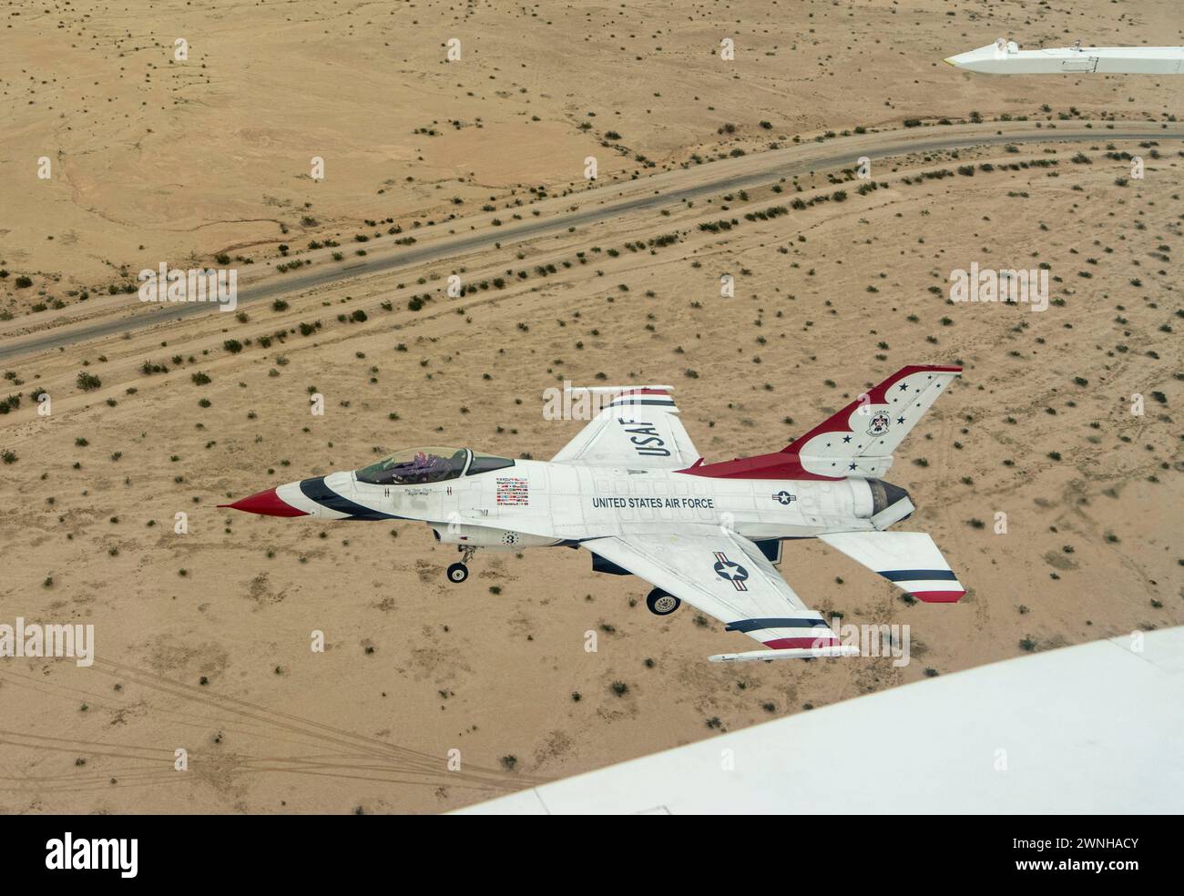 Die United States Air Force Air Demonstration Squadron 'Thunderbirds' Praxis in El Centro, Kalifornien, 22. Februar bis 1. März 2024. Die Thunderbirds reisen jedes Jahr nach El Centro, um gemeinsam mit ihren Kollegen, den Blue Angels der U.S. Navy, zu trainieren. (Foto der U.S. Air Force von Staff Sgt. Dakota Carter) Stockfoto