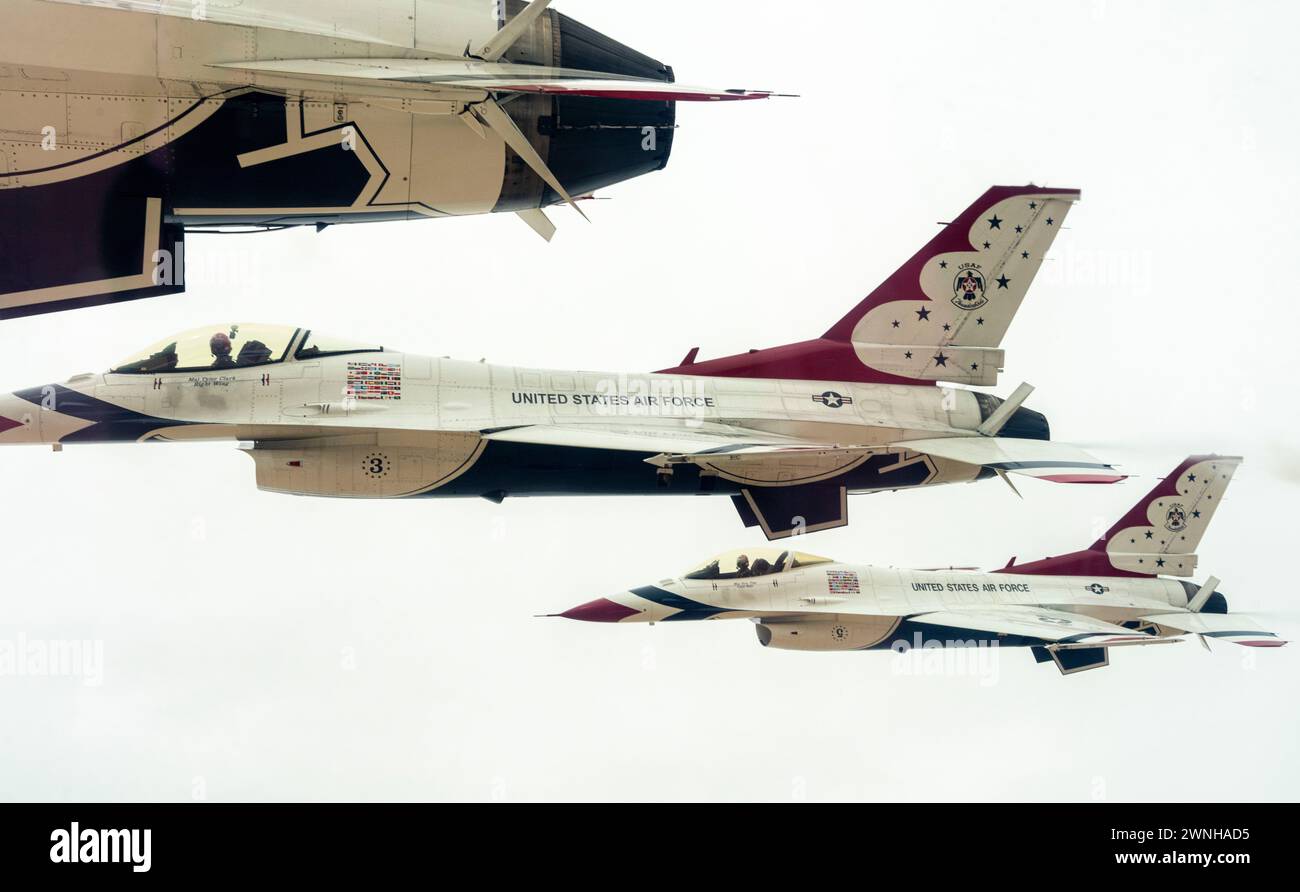 Die United States Air Force Air Demonstration Squadron 'Thunderbirds' Praxis in El Centro, Kalifornien, 22. Februar bis 1. März 2024. Die Thunderbirds reisen jedes Jahr nach El Centro, um gemeinsam mit ihren Kollegen, den Blue Angels der U.S. Navy, zu trainieren. (Foto der U.S. Air Force von Staff Sgt. Dakota Carter) Stockfoto