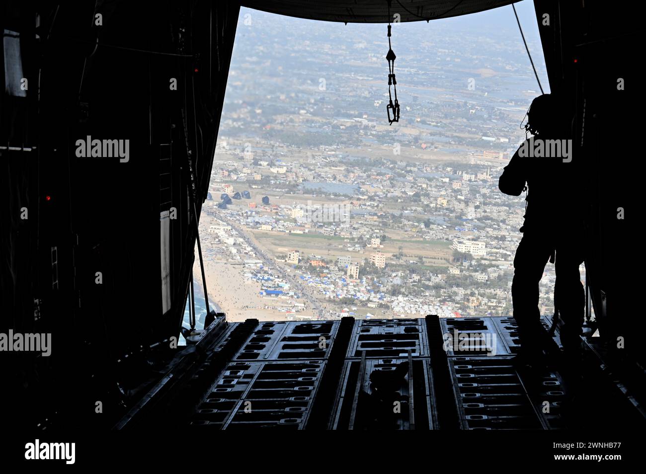 Ein C-130J Super Hercules der US-Luftwaffe führt am 2. März 2024 einen Luftabwurf humanitärer Hilfe über Gaza durch. Die humanitäre Hilfe umfasst mehr als 72 Nahrungsmittel- und Wasserbündel, wodurch mehr als 50.000 Mahlzeiten für Zivilisten bereitgestellt werden, die aufgrund des anhaltenden Konflikts in der Region am meisten Hilfe benötigen. Das US-Zentralkommando und die Vereinigten Staaten haben sich verpflichtet, die humanitäre Hilfsmission für das Volk von Gaza zu unterstützen. (Foto mit freundlicher Genehmigung der US Air Force) Stockfoto