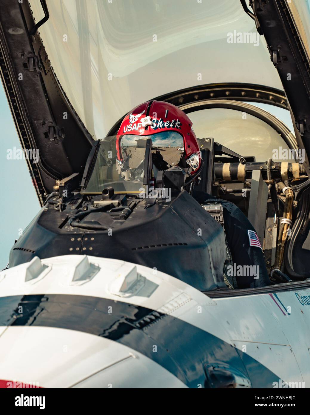 Die United States Air Force Air Demonstration Squadron 'Thunderbirds' Praxis in El Centro, Kalifornien, 22. Februar bis 1. März 2024. Die Thunderbirds reisen jedes Jahr nach El Centro, um gemeinsam mit ihren Kollegen, den Blue Angels der U.S. Navy, zu trainieren. (Foto der U.S. Air Force von Staff Sgt. Dakota Carter) Stockfoto