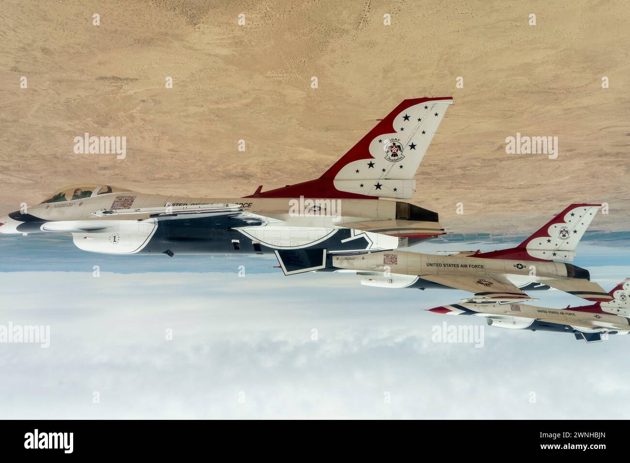Die United States Air Force Air Demonstration Squadron 'Thunderbirds' Praxis in El Centro, Kalifornien, 22. Februar bis 1. März 2024. Die Thunderbirds reisen jedes Jahr nach El Centro, um gemeinsam mit ihren Kollegen, den Blue Angels der U.S. Navy, zu trainieren. (Foto der U.S. Air Force von Staff Sgt. Dakota Carter) Stockfoto