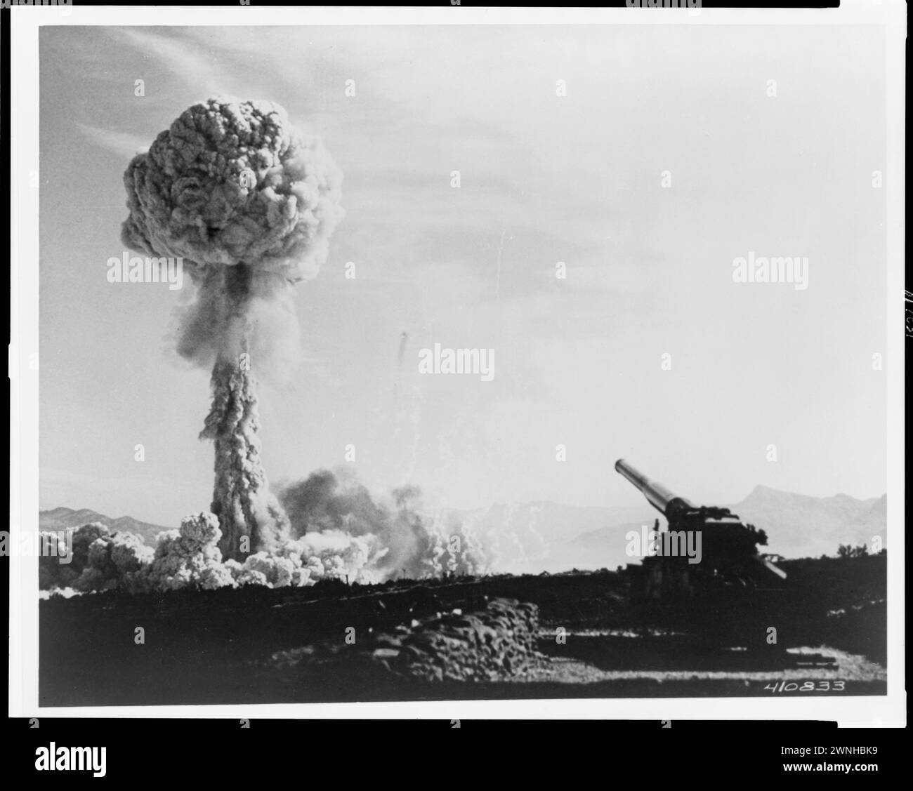 1953. Mai 25. Frenchman's Flat, Nevada. Atomkanonentest--die erste atomare Artillerieguss der Geschichte wurde mit der neuen 280-mm-Artilleriegruppe ... der Armee abgefeuert Der Feuerball steigt an Stockfoto