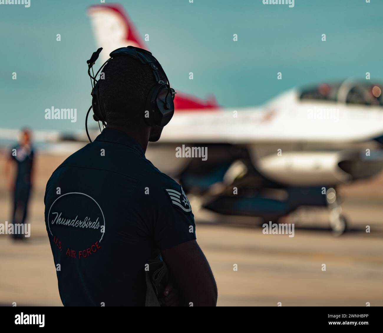 Die United States Air Force Air Demonstration Squadron 'Thunderbirds' Praxis in El Centro, Kalifornien, 22. Februar bis 1. März 2024. Die Thunderbirds reisen jedes Jahr nach El Centro, um gemeinsam mit ihren Kollegen, den Blue Angels der U.S. Navy, zu trainieren. (Foto der U.S. Air Force von Staff Sgt. Dakota Carter) Stockfoto