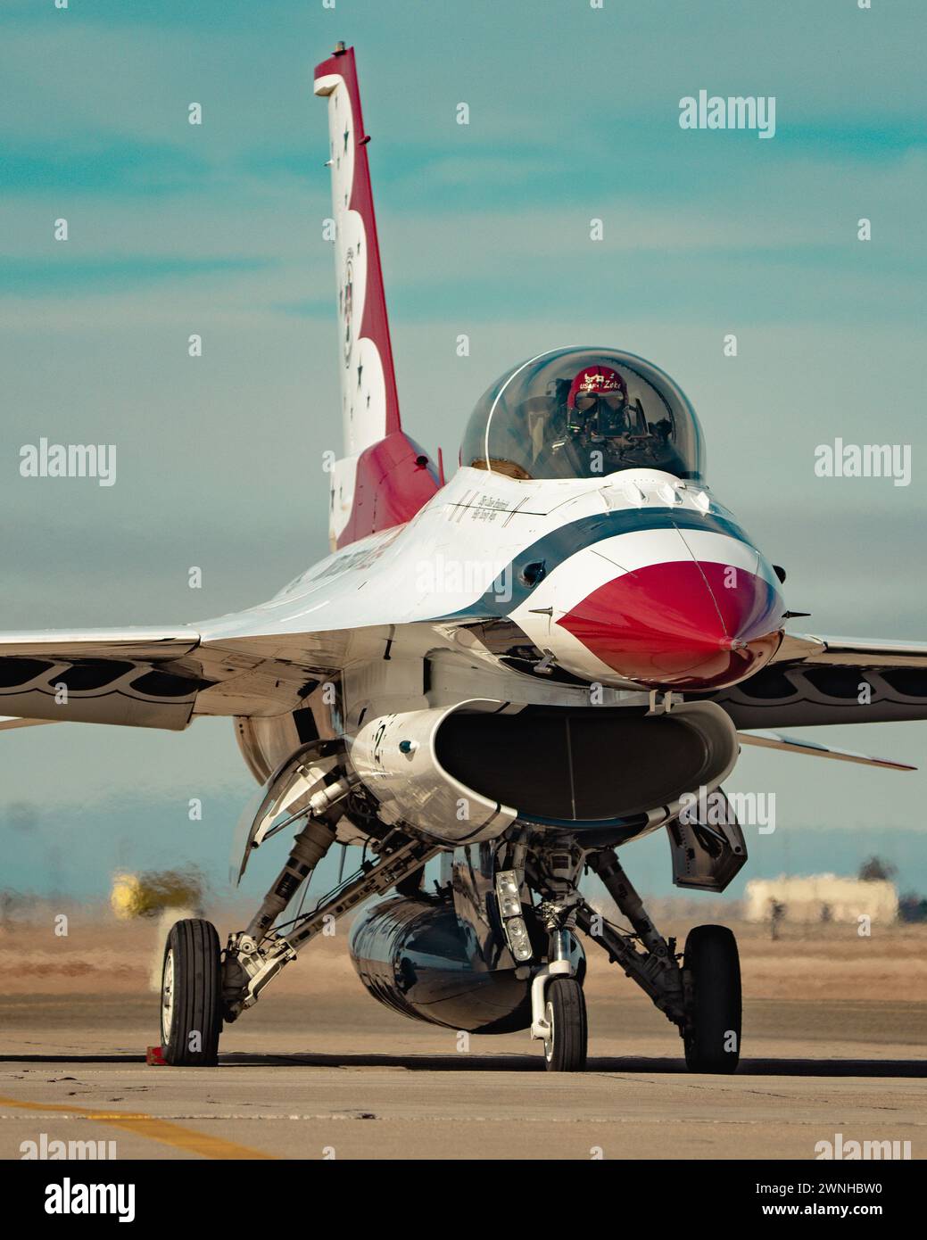 Die United States Air Force Air Demonstration Squadron 'Thunderbirds' Praxis in El Centro, Kalifornien, 22. Februar bis 1. März 2024. Die Thunderbirds reisen jedes Jahr nach El Centro, um gemeinsam mit ihren Kollegen, den Blue Angels der U.S. Navy, zu trainieren. (Foto der U.S. Air Force von Staff Sgt. Dakota Carter) Stockfoto