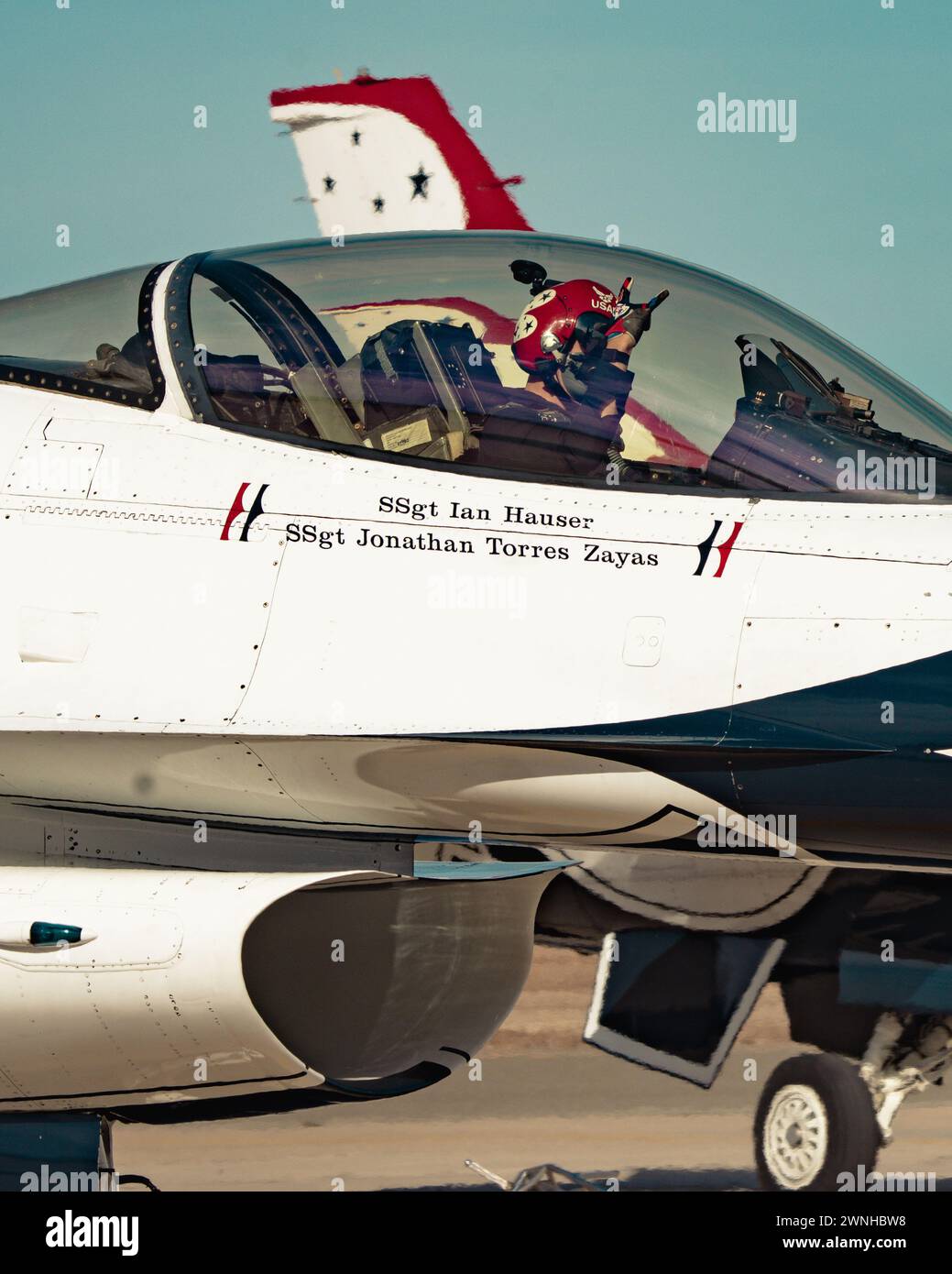 Die United States Air Force Air Demonstration Squadron 'Thunderbirds' Praxis in El Centro, Kalifornien, 22. Februar bis 1. März 2024. Die Thunderbirds reisen jedes Jahr nach El Centro, um gemeinsam mit ihren Kollegen, den Blue Angels der U.S. Navy, zu trainieren. (Foto der U.S. Air Force von Staff Sgt. Dakota Carter) Stockfoto