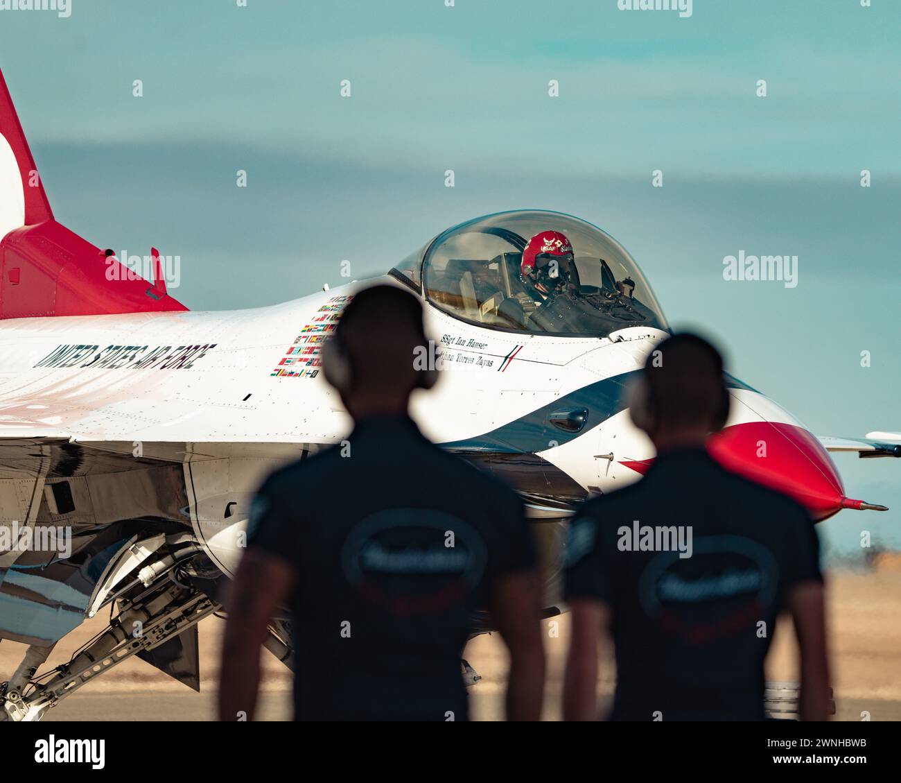 Die United States Air Force Air Demonstration Squadron 'Thunderbirds' Praxis in El Centro, Kalifornien, 22. Februar bis 1. März 2024. Die Thunderbirds reisen jedes Jahr nach El Centro, um gemeinsam mit ihren Kollegen, den Blue Angels der U.S. Navy, zu trainieren. (Foto der U.S. Air Force von Staff Sgt. Dakota Carter) Stockfoto