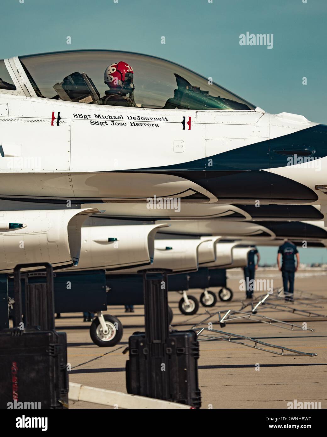 Die United States Air Force Air Demonstration Squadron 'Thunderbirds' Praxis in El Centro, Kalifornien, 22. Februar bis 1. März 2024. Die Thunderbirds reisen jedes Jahr nach El Centro, um gemeinsam mit ihren Kollegen, den Blue Angels der U.S. Navy, zu trainieren. (Foto der U.S. Air Force von Staff Sgt. Dakota Carter) Stockfoto
