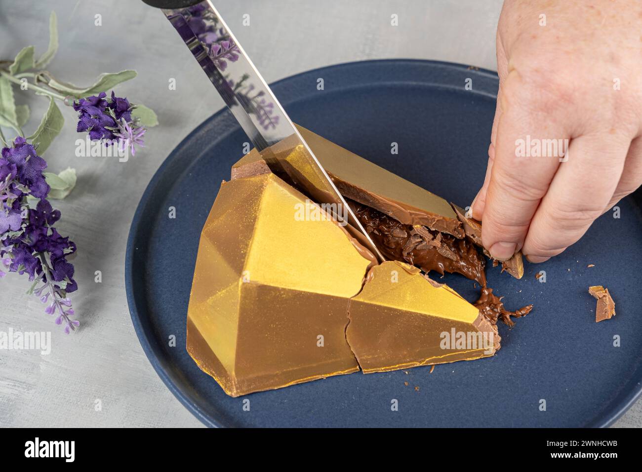 Belgische Milchschokolade Osterei in goldener Frontform 12. Stockfoto